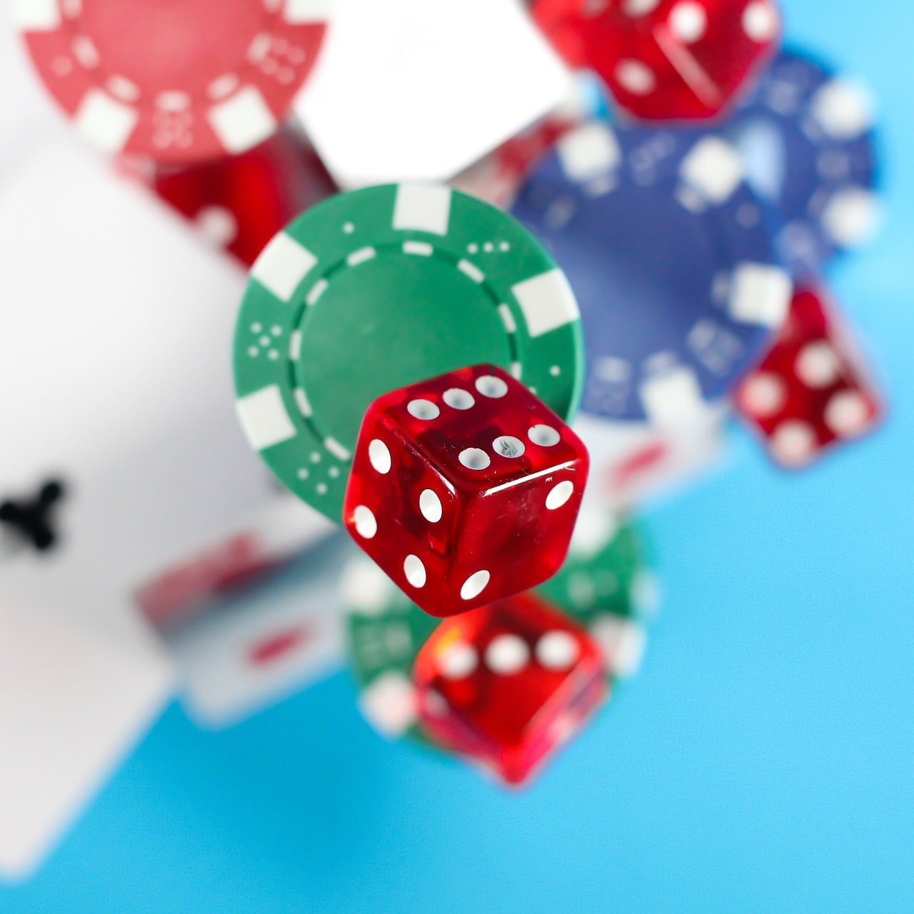 n5230 Texas Hold'em Poker ဂိမ်းတွင် ကစားသမားများ ကတ်ကိုင်ကာ Bet ကောင်တာနေသည့် မြင်ကွင်း